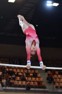 Gymnastique artistique, composé de 4 agrès : saut, barres, poutre et sol